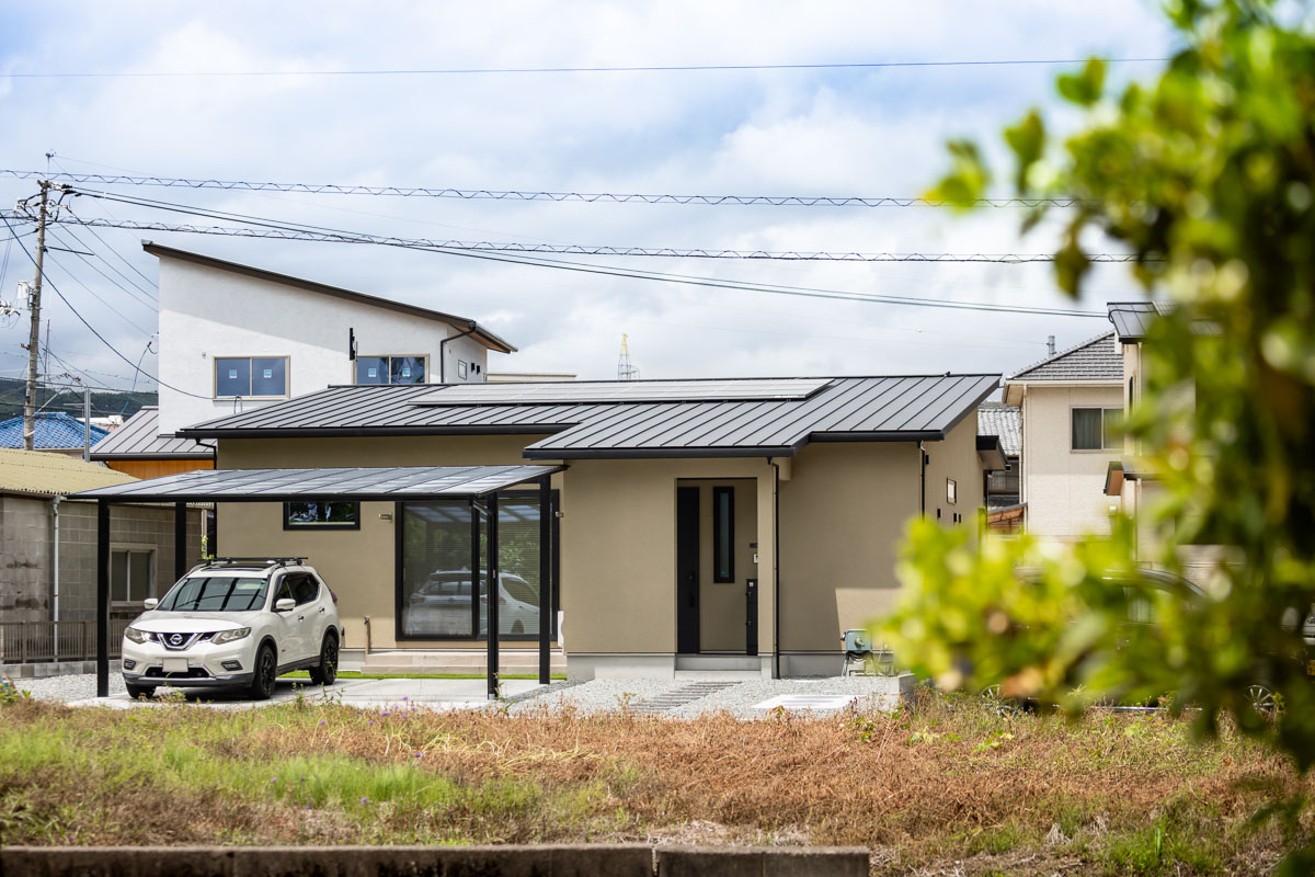 岡山の住宅 片流れ屋根 モダンな外観｜太陽光パネルに適したシンプルな屋根