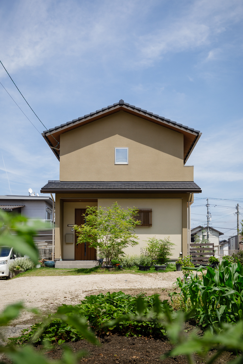 岡山の住宅 切妻屋根 外観｜シンプルで雨や雪に強い日本の伝統的な屋根