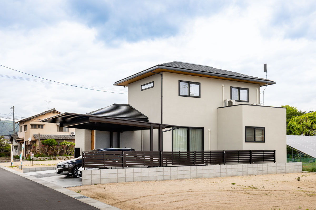岡山の住宅 寄棟屋根 外観｜風に強く外壁の劣化を抑える屋根