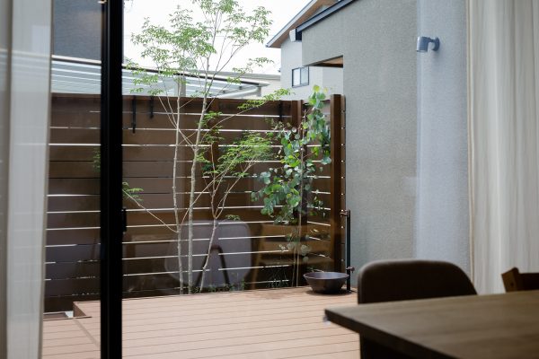 岡山の注文住宅｜中庭住宅　ウッドデッキ　テラス　リビング　イチマルホーム