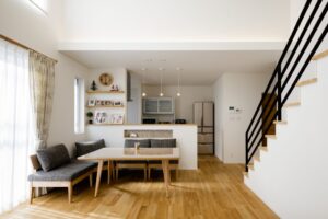 岡山の注文住宅｜施工事例　吹き抜けのあるお家　リビング　イチマルホーム