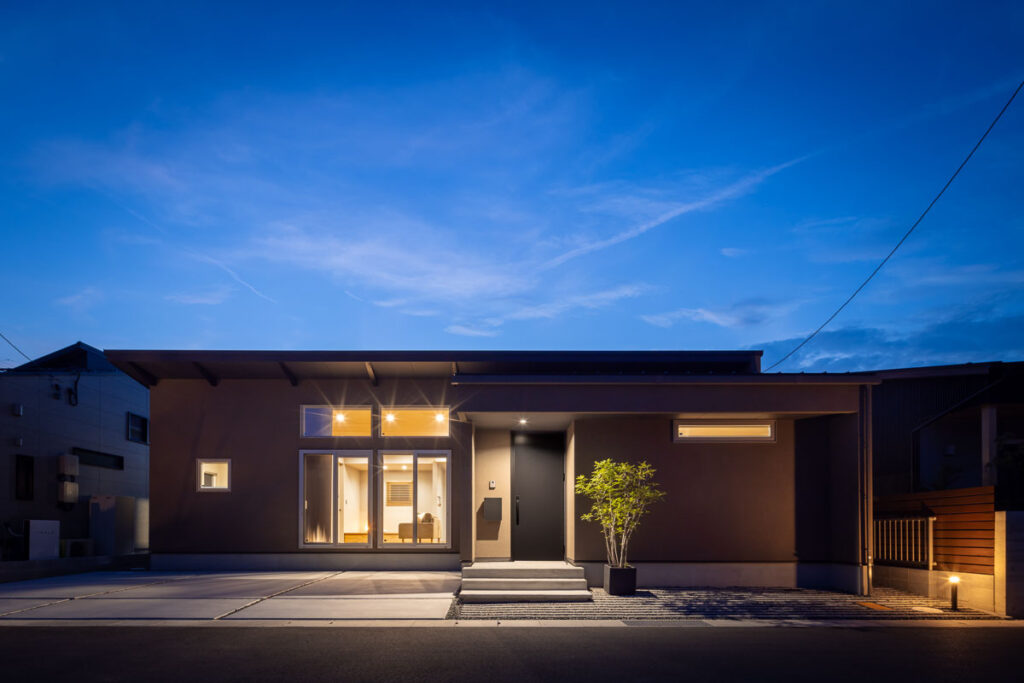 平屋　新築　物件　外観　夕景｜イチマル