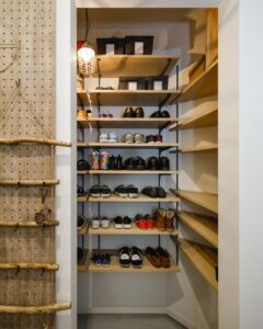 背の高い棚を設置してスペースを有効活用|玄関収納 施工事例 岡山 注文住宅 イチマルホーム