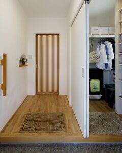 カバンやランドセルの置き場も確保した玄関|玄関収納 施工事例 岡山 注文住宅 イチマルホーム