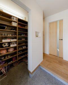 土間スペースが広い玄関|玄関収納 施工事例 岡山 注文住宅 イチマルホーム