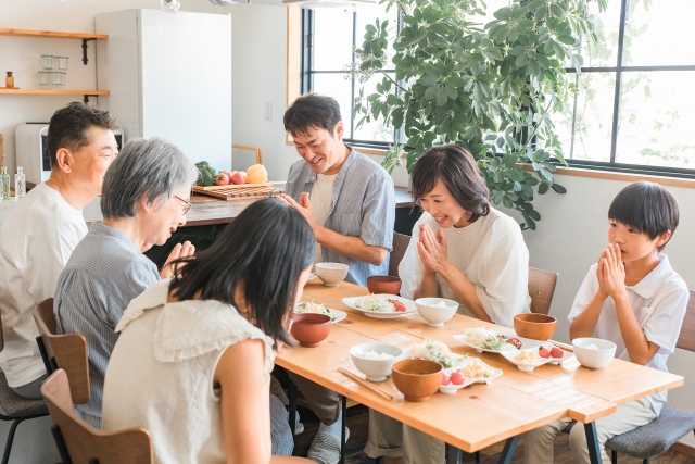 二世帯住宅での食事の様子