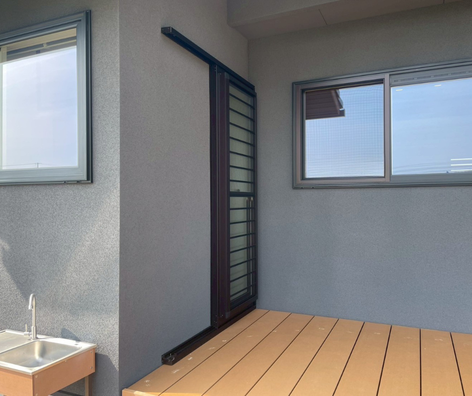 総社市施工事例｜平屋　ウッドデッキ　勝手口