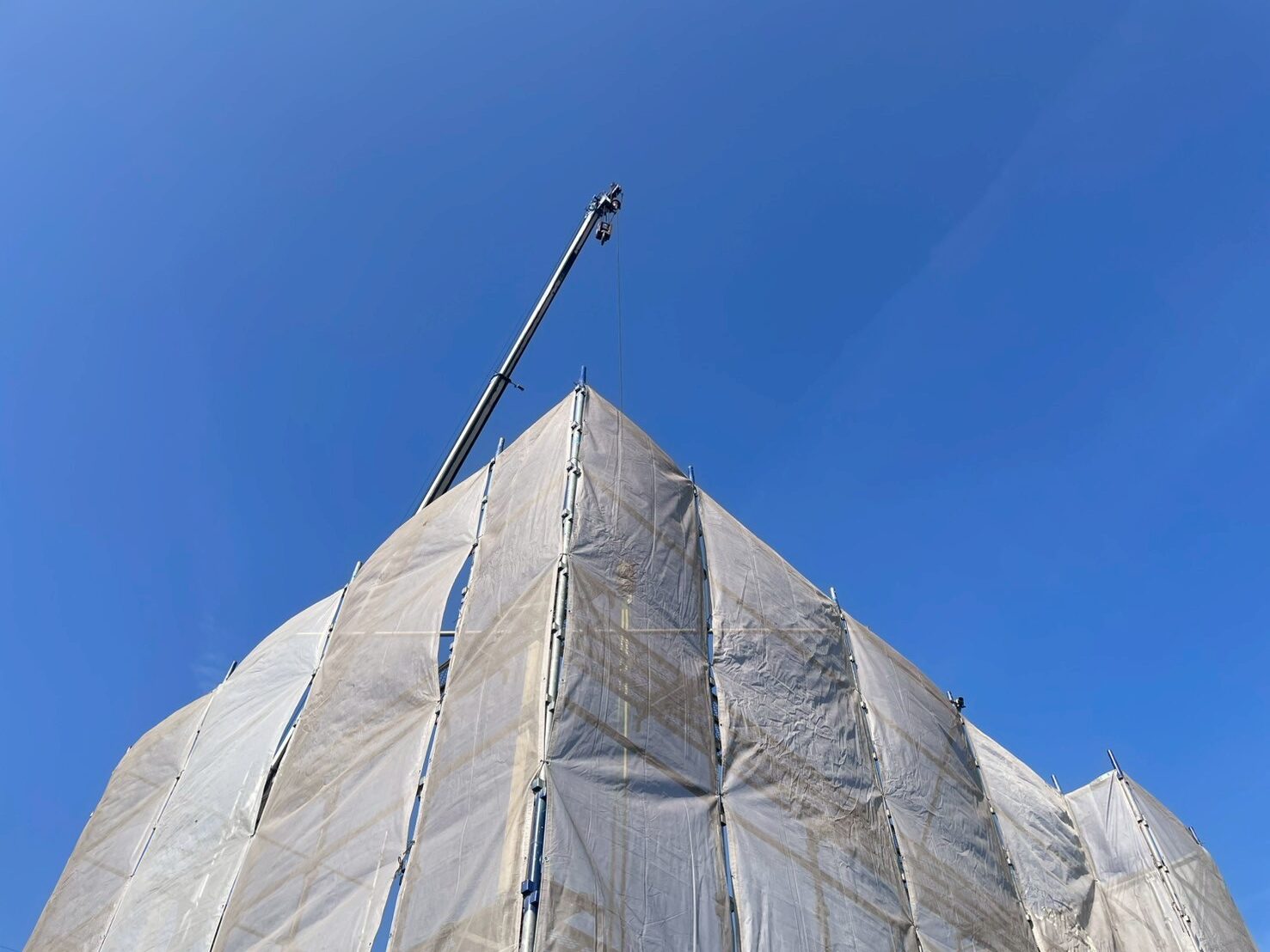 上棟作業中の足場とクレーン