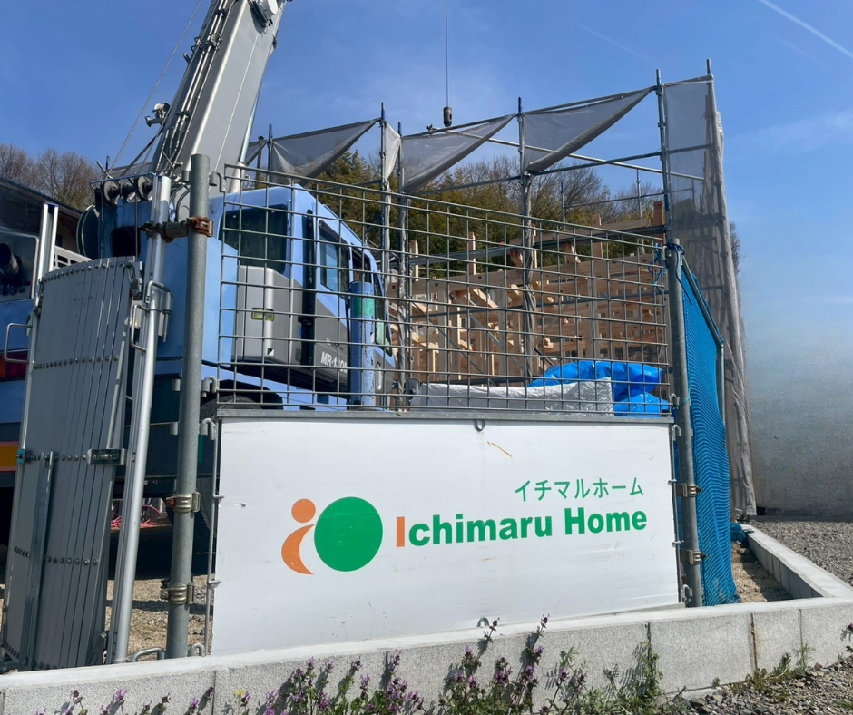 上棟中の建築現場とイチマルホームの看板