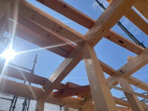 上棟式で組み上がった木組みの骨組みと青空
