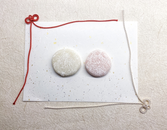 上棟式で使われる紅白のお餅と水引