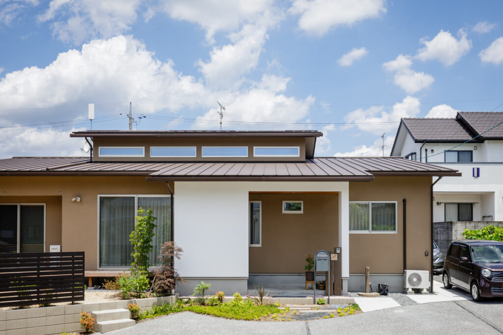 夏の日差しをやわらげる軒のある住宅外観