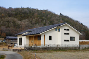 山並みに調和する軒のある住宅外観