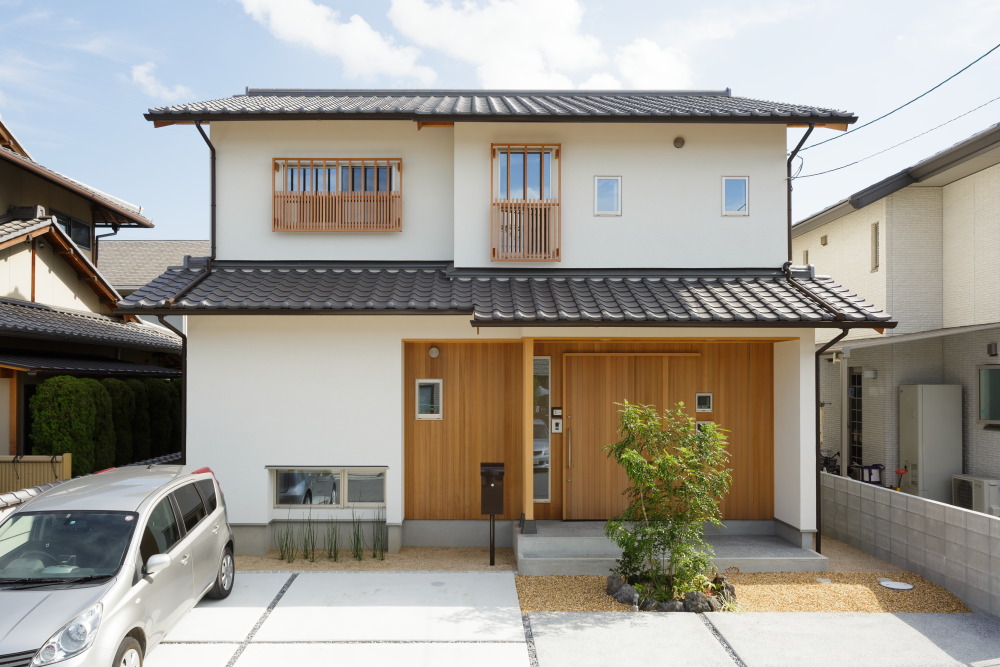 瓦屋根と軒のある和モダンな住宅外観