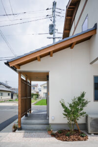 深い軒と木の素材感が印象的な雨の日も出入りしやすい玄関ポーチ