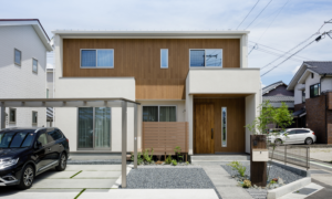 門柱と植栽、アプローチまで一体で整えた玄関ポーチ