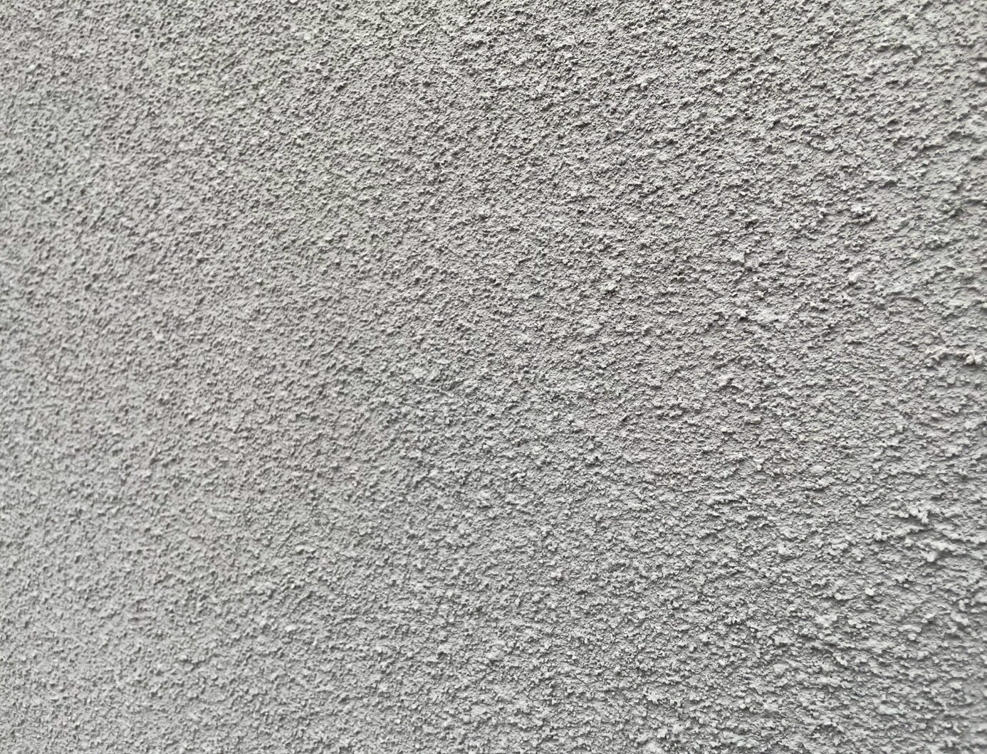 やさしいグレーの外壁の細かな凹凸が分かる接写