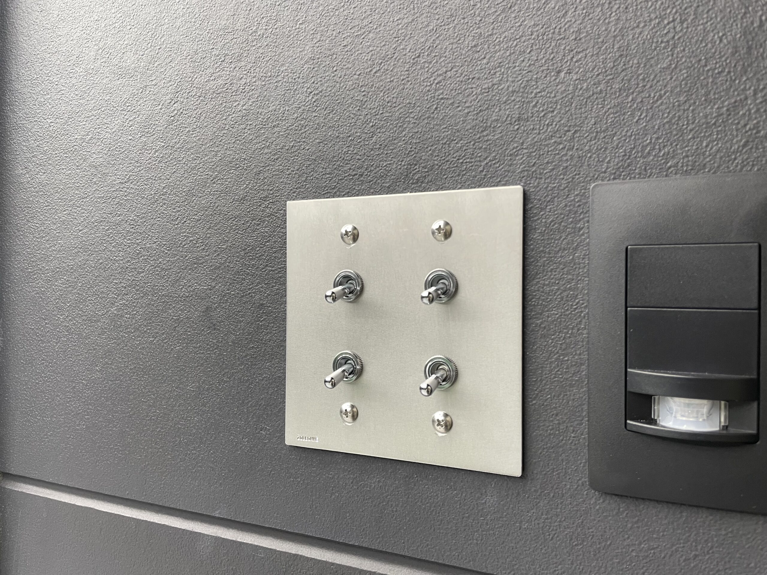 新築住宅の壁に設置された照明のトグルスイッチ
