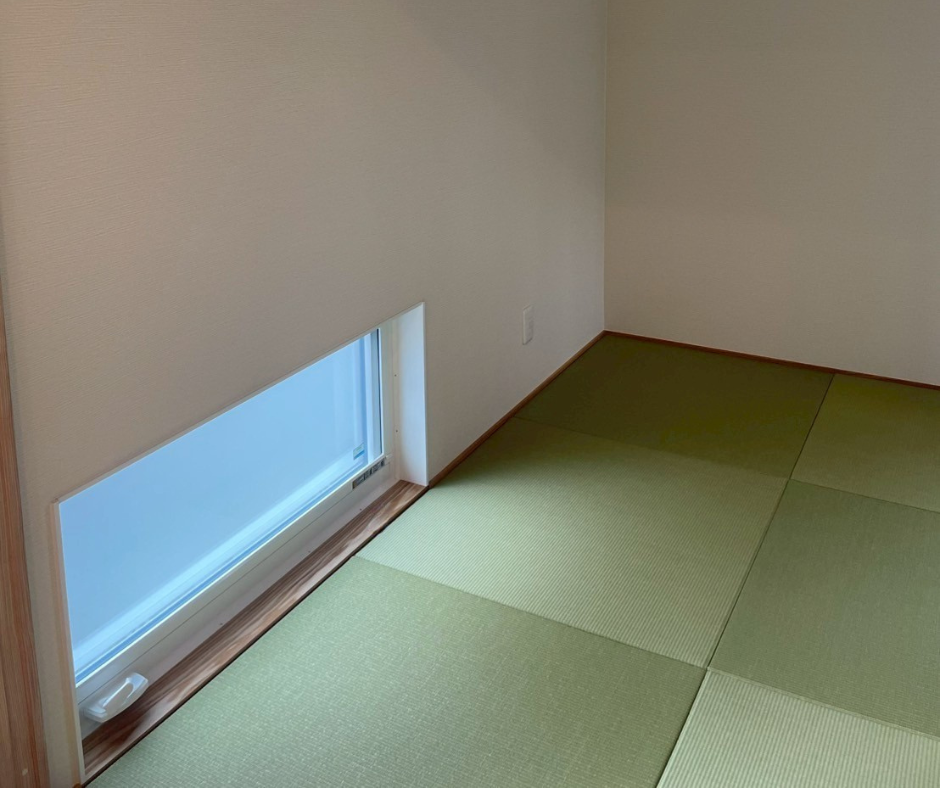 地窓からやわらかな自然光が入る畳敷きの和室
