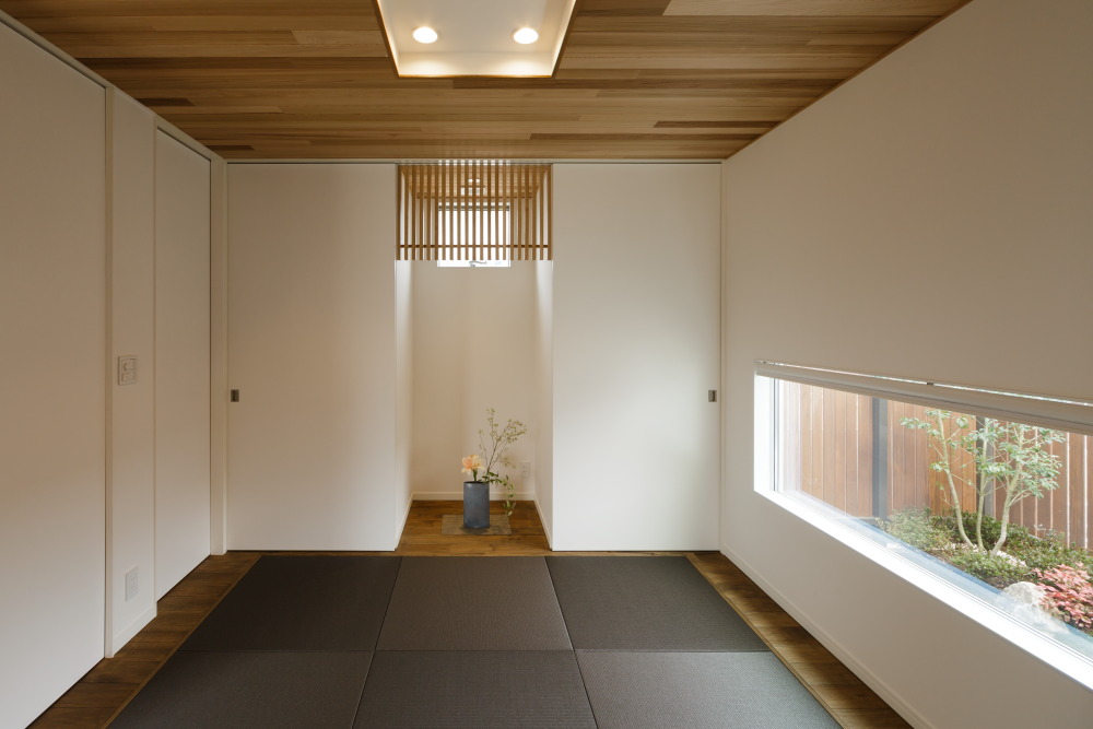 白い壁と窓まわりになじむ巾木を使った和室