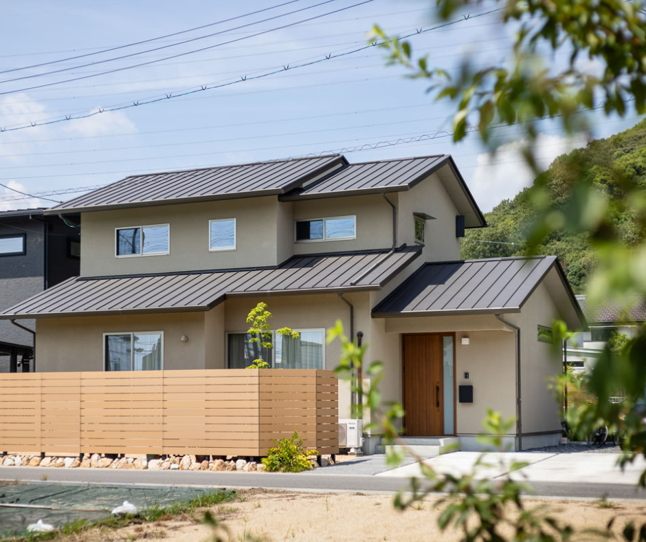 木製フェンスと玄関アプローチの近くに設置されたエアコン室外機