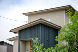 縦ラインの外壁と木の玄関ドアが印象的な玄関まわり