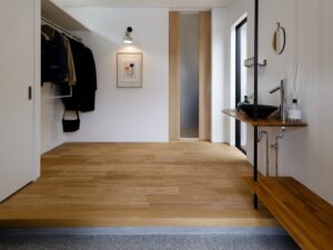 広い玄関の写真 手洗いもあり動線設計がされている｜玄関収納　施工事例　岡山　注文住宅　イチマルホーム