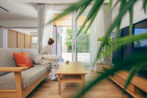 イチマルホームの施工事例でリビングから外の景色を眺める暮らしのイメージ