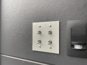 新築住宅の壁に設置された照明のトグルスイッチ